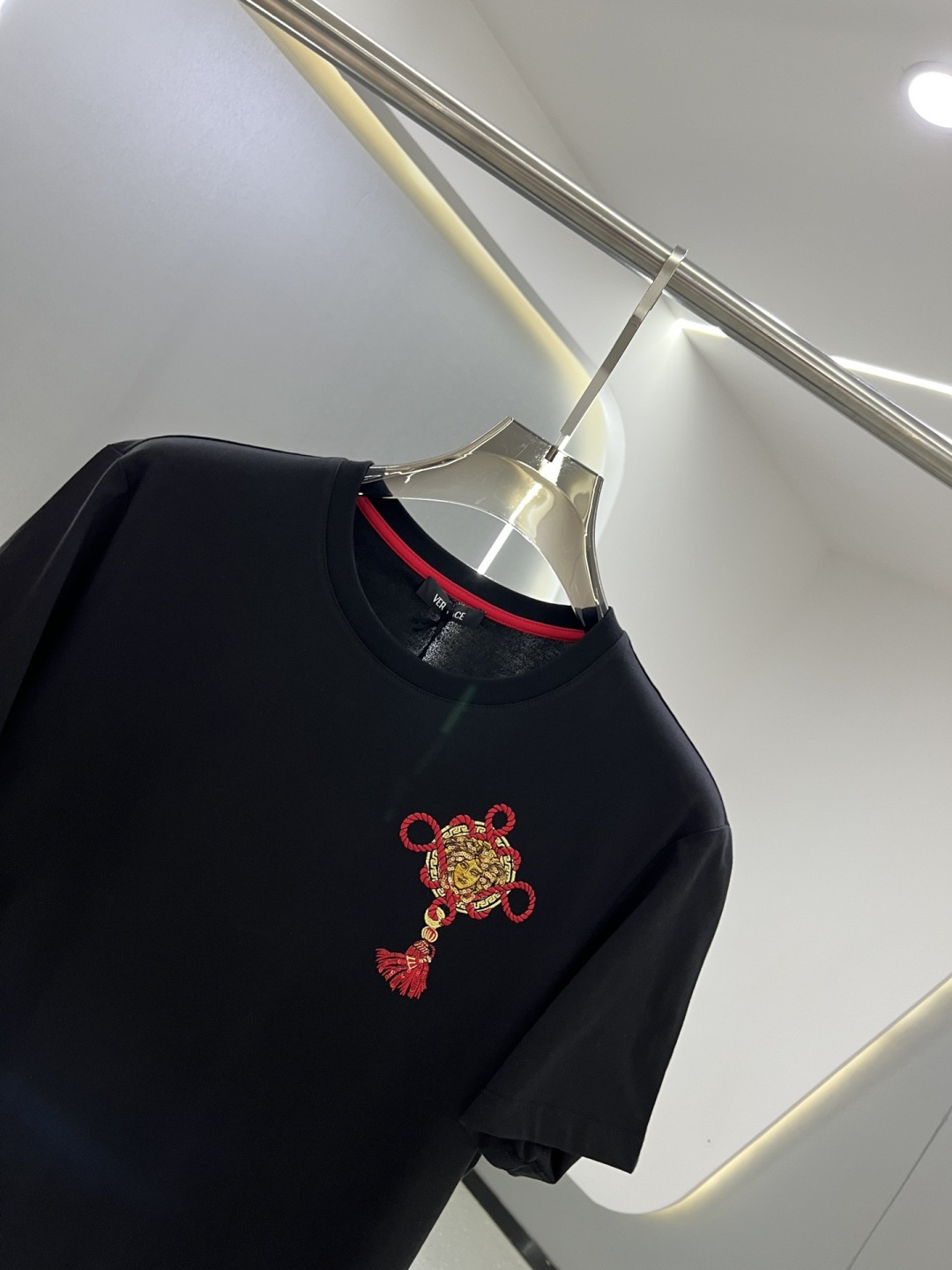 Versace2026春夏新品马年限定刺绣中国结款短袖T恤；主打中国新年主题，设计融合了品牌经典元素与东