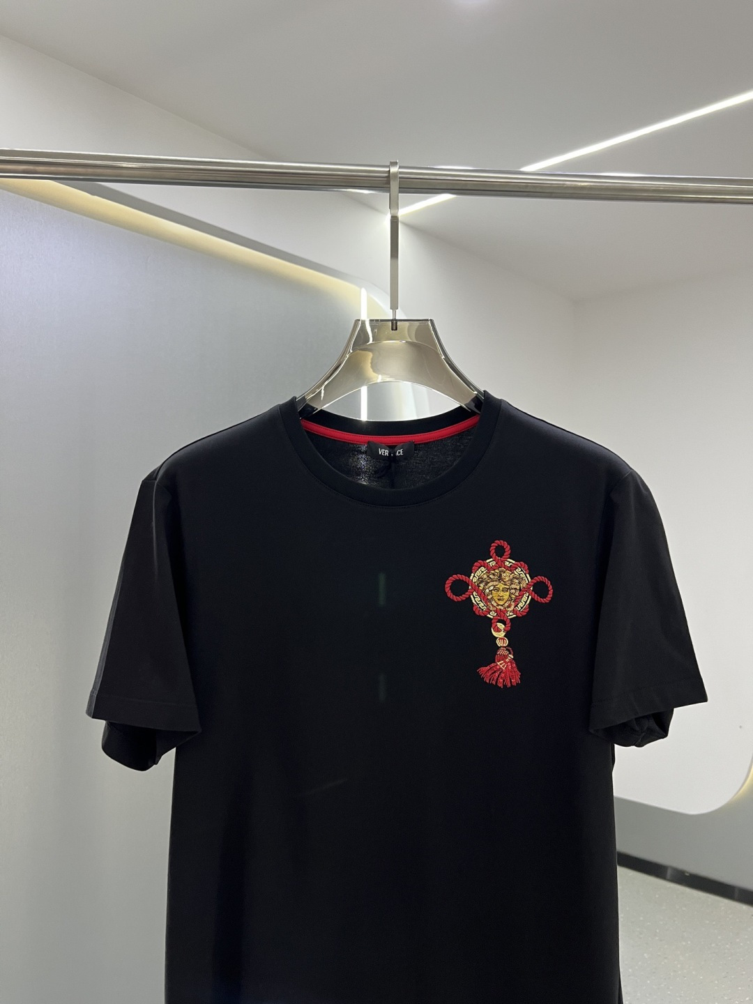 Versace2026春夏新品马年限定刺绣中国结款短袖T恤；主打中国新年主题，设计融合了品牌经典元素与东