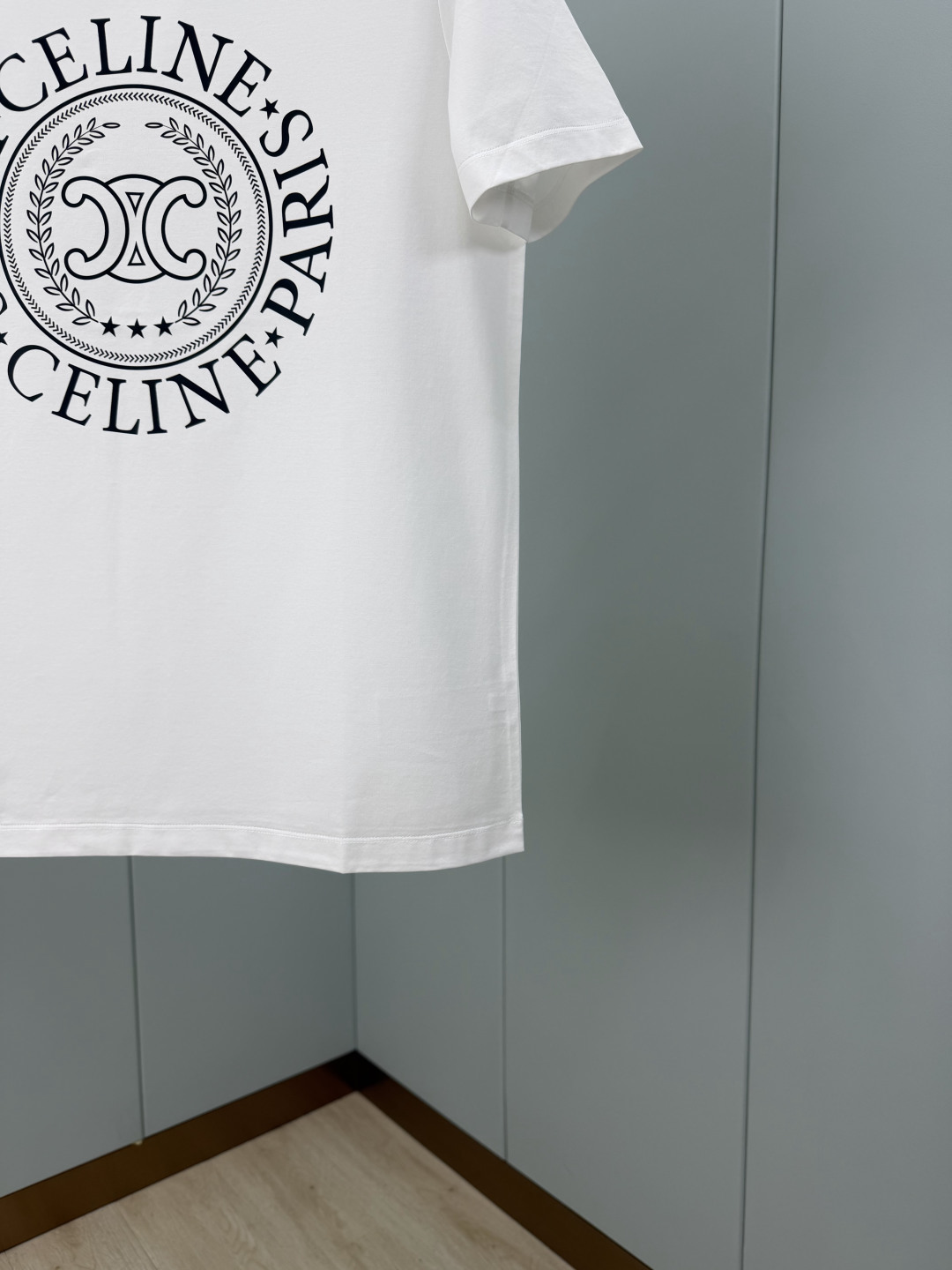 Celine SS26春夏新品凯旋门logo印花标识短袖T恤，正面胸前饰品牌字母凯旋门徽标+月桂纹组合，