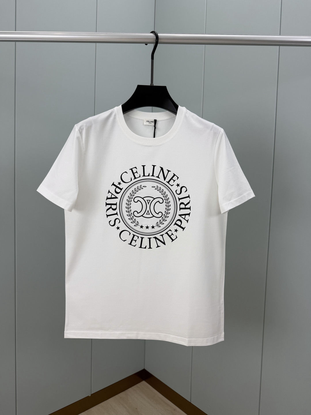 Celine SS26春夏新品凯旋门logo印花标识短袖T恤，正面胸前饰品牌字母凯旋门徽标+月桂纹组合，