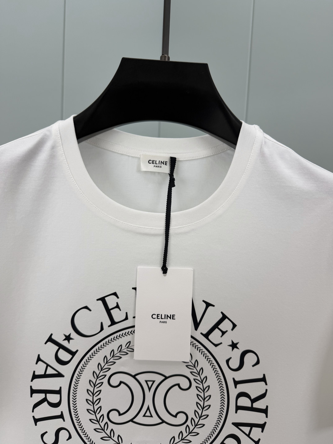 Celine SS26春夏新品凯旋门logo印花标识短袖T恤，正面胸前饰品牌字母凯旋门徽标+月桂纹组合，