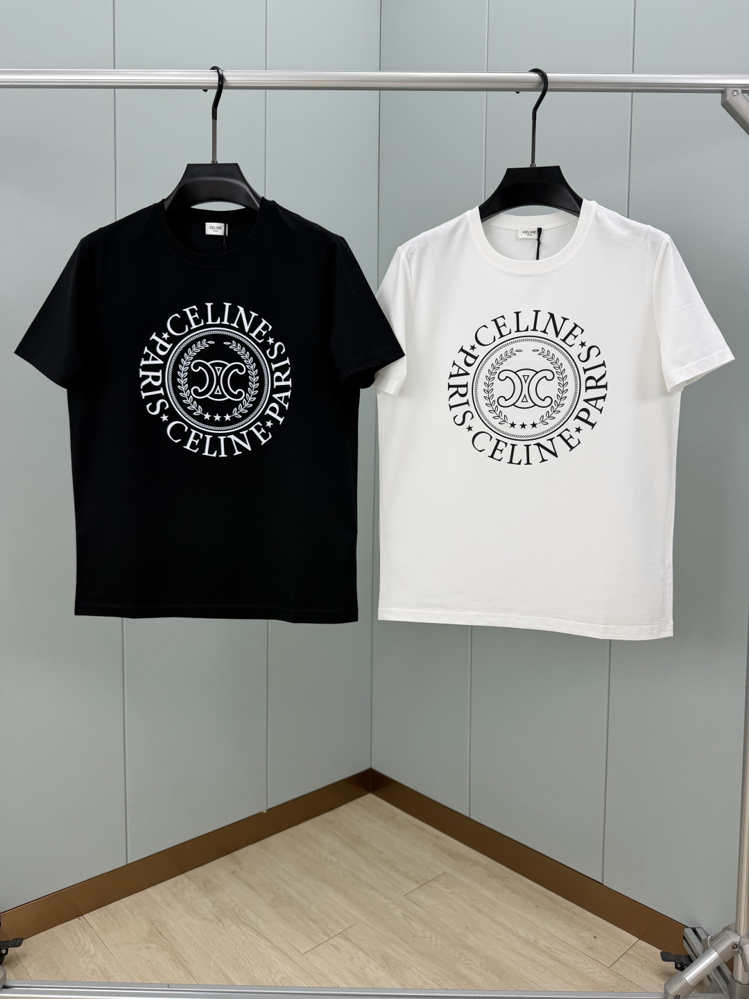 Celine SS26春夏新品凯旋门logo印花标识短袖T恤，正面胸前饰品牌字母凯旋门徽标+月桂纹组合，