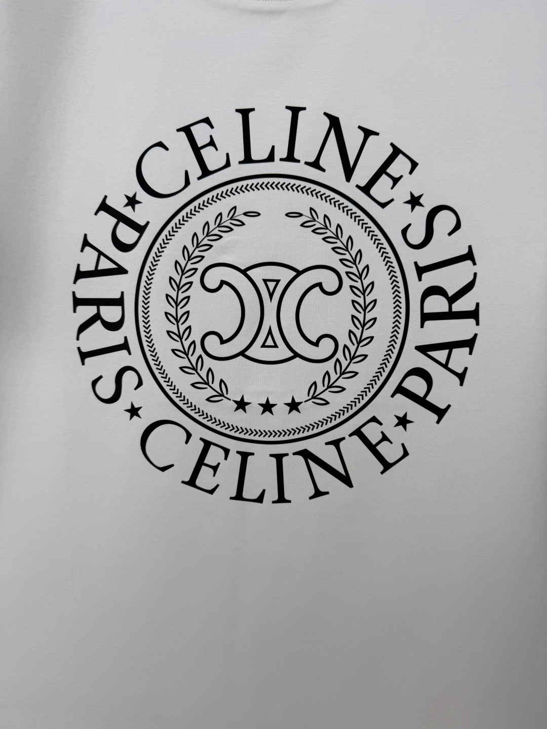 Celine SS26春夏新品凯旋门logo印花标识短袖T恤，正面胸前饰品牌字母凯旋门徽标+月桂纹组合，