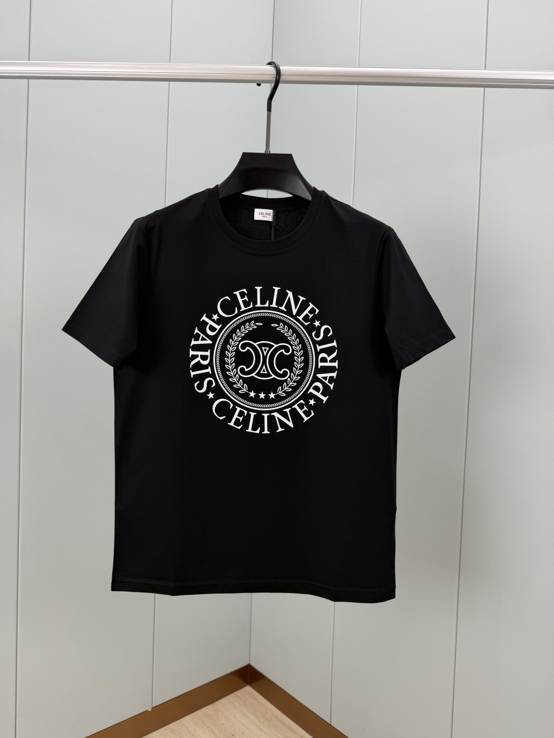 Celine SS26春夏新品凯旋门logo印花标识短袖T恤，正面胸前饰品牌字母凯旋门徽标+月桂纹组合，