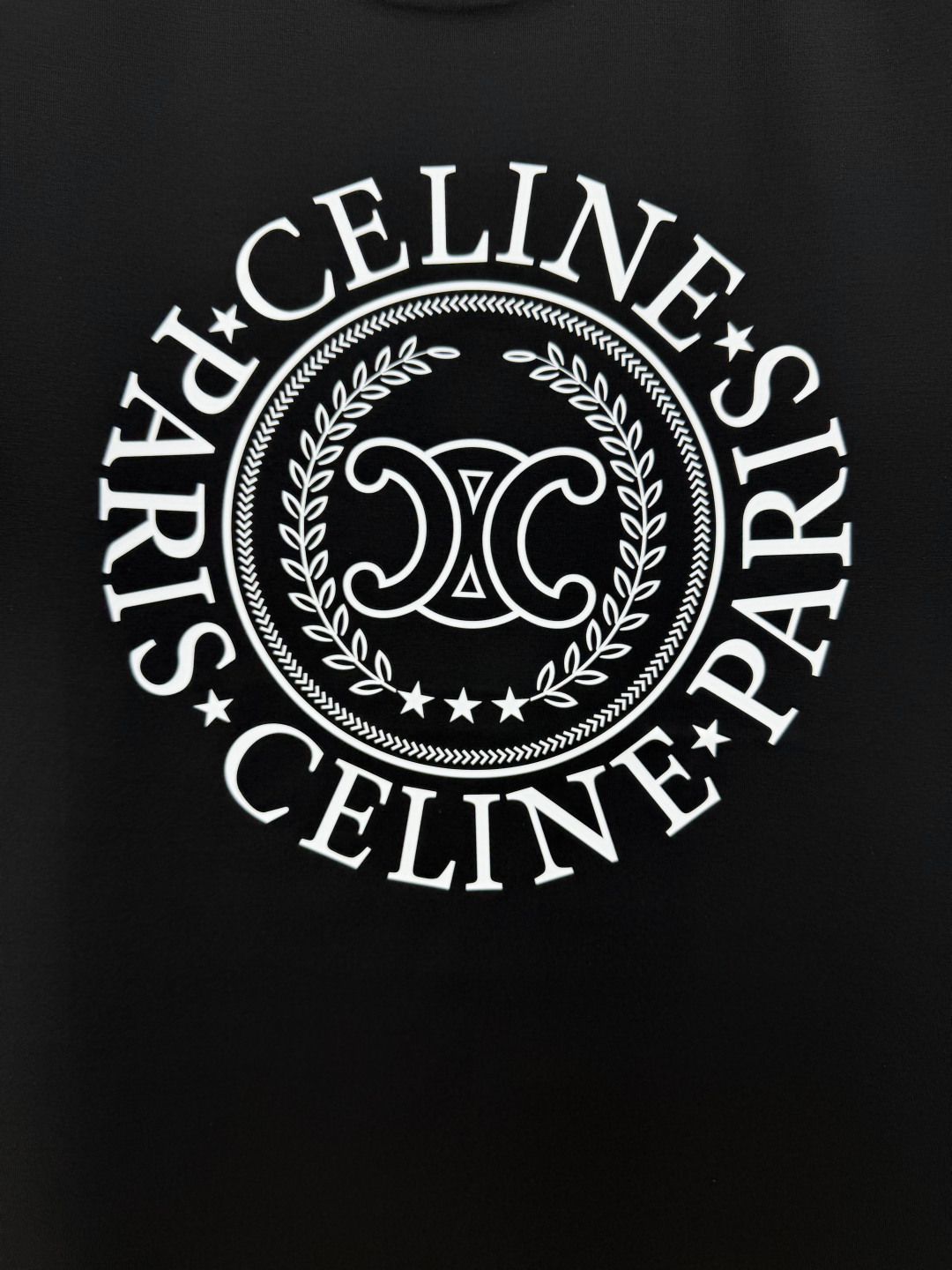 Celine SS26春夏新品凯旋门logo印花标识短袖T恤，正面胸前饰品牌字母凯旋门徽标+月桂纹组合，