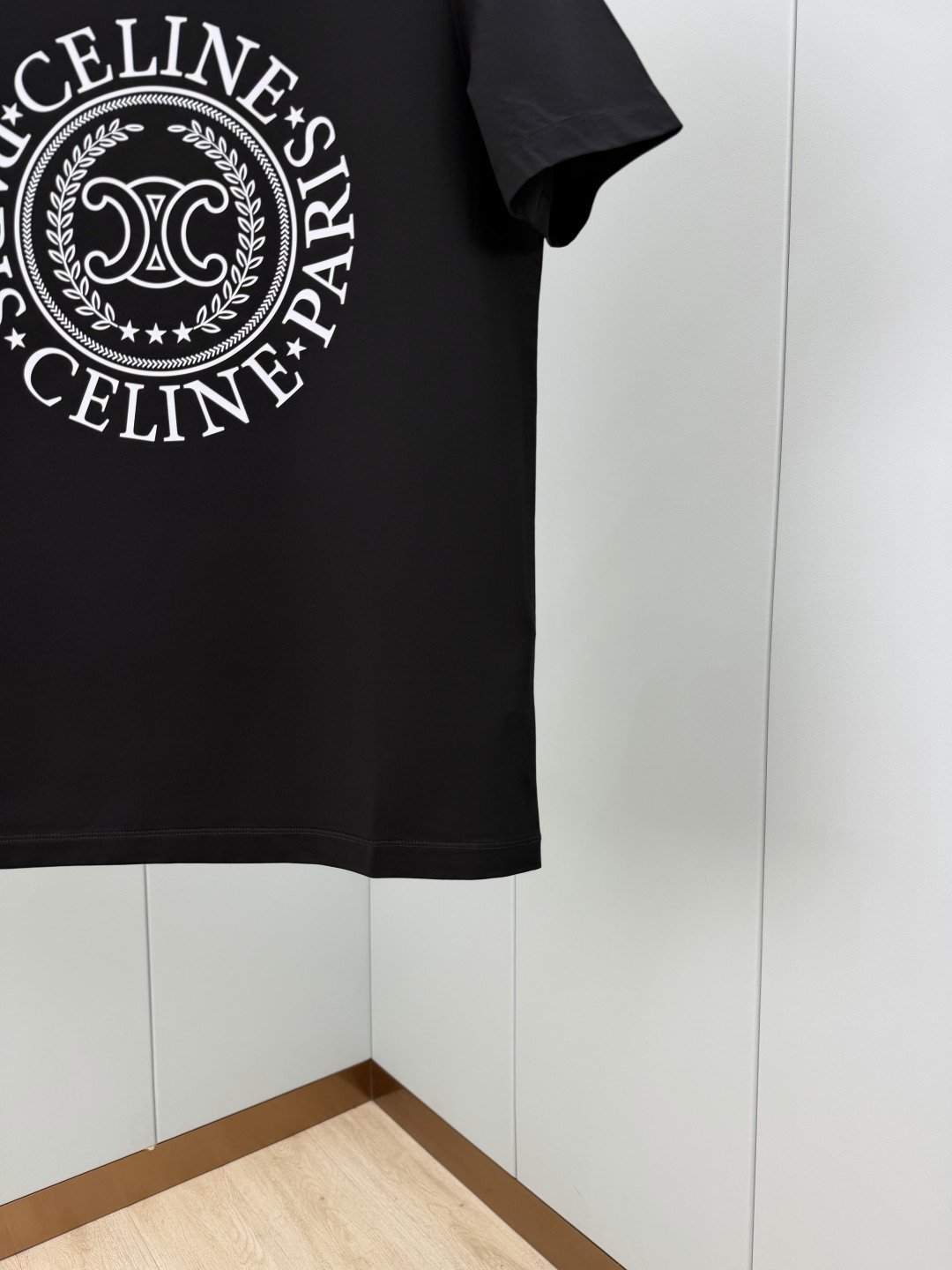 Celine SS26春夏新品凯旋门logo印花标识短袖T恤，正面胸前饰品牌字母凯旋门徽标+月桂纹组合，