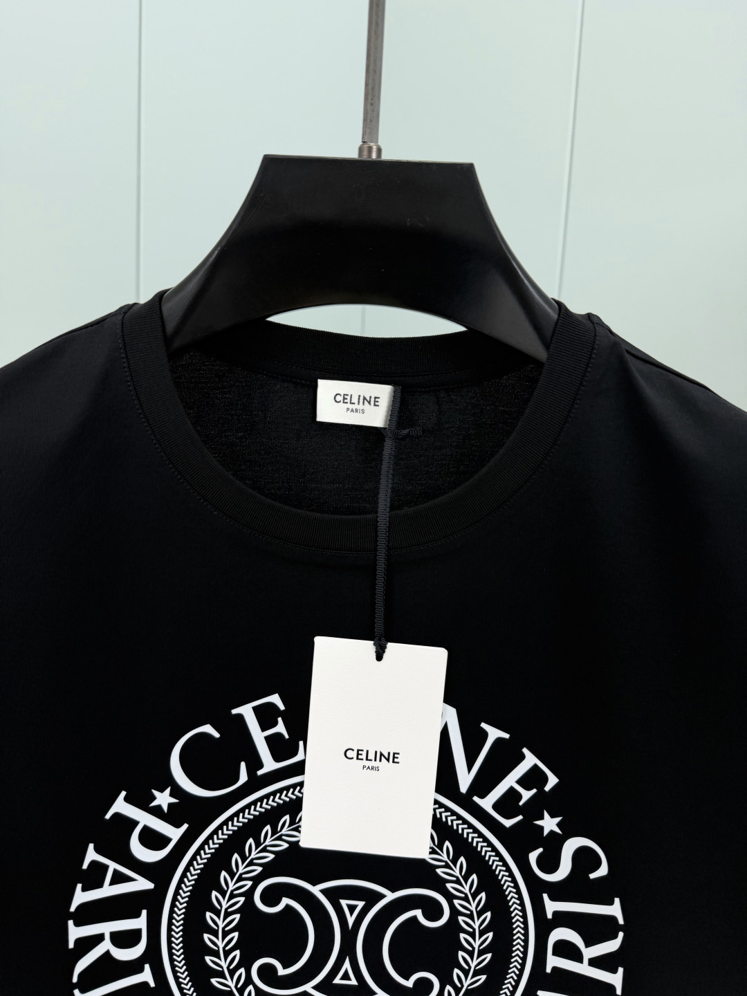 Celine SS26春夏新品凯旋门logo印花标识短袖T恤，正面胸前饰品牌字母凯旋门徽标+月桂纹组合，