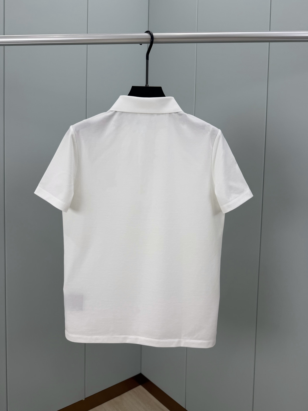 Prada.普拉达 SS26春夏新品经典标识涂珐琅金属三角形徽标Polo衫，以最简约的形式呈现，体现了休