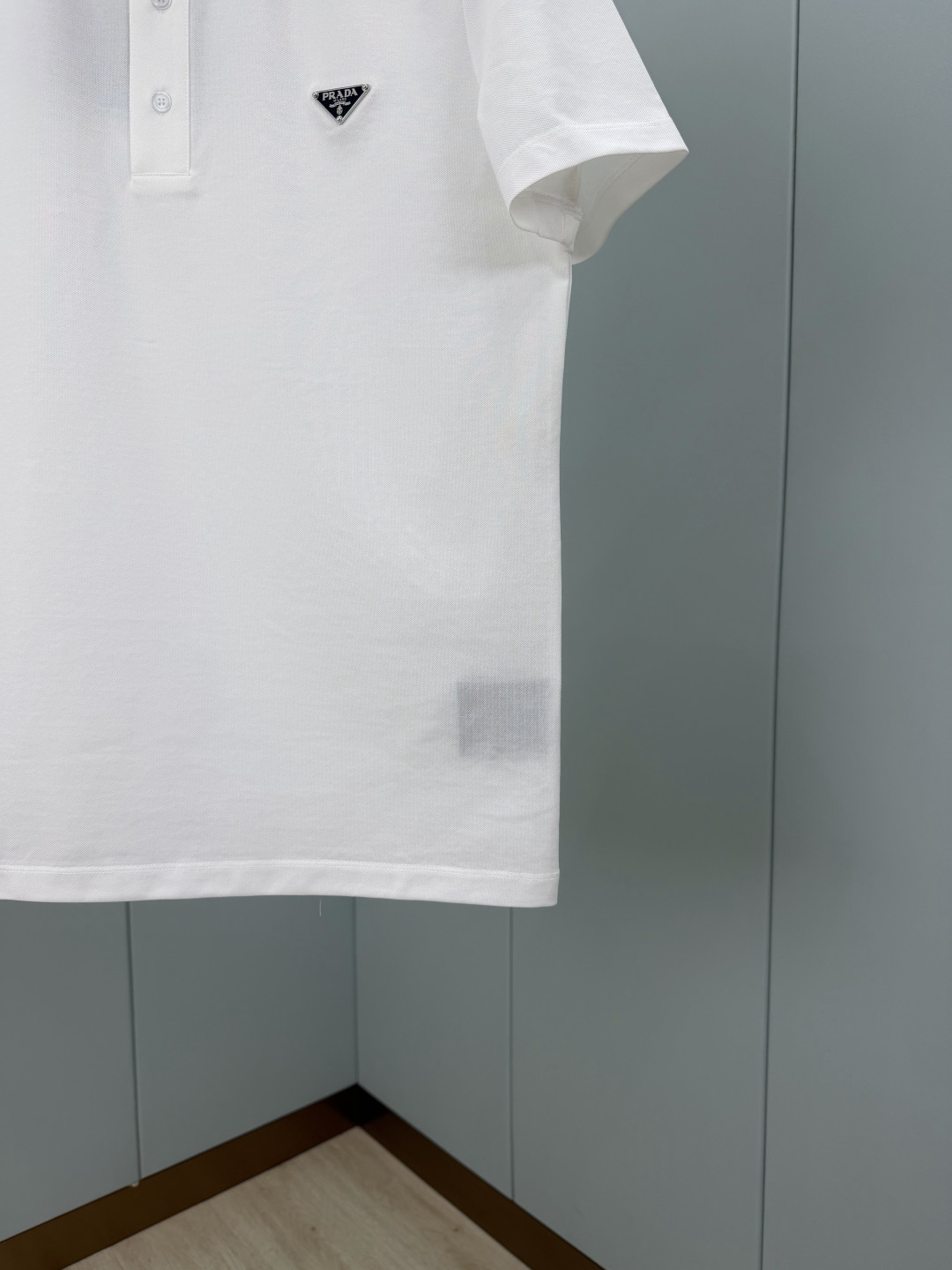 Prada.普拉达 SS26春夏新品经典标识涂珐琅金属三角形徽标Polo衫，以最简约的形式呈现，体现了休