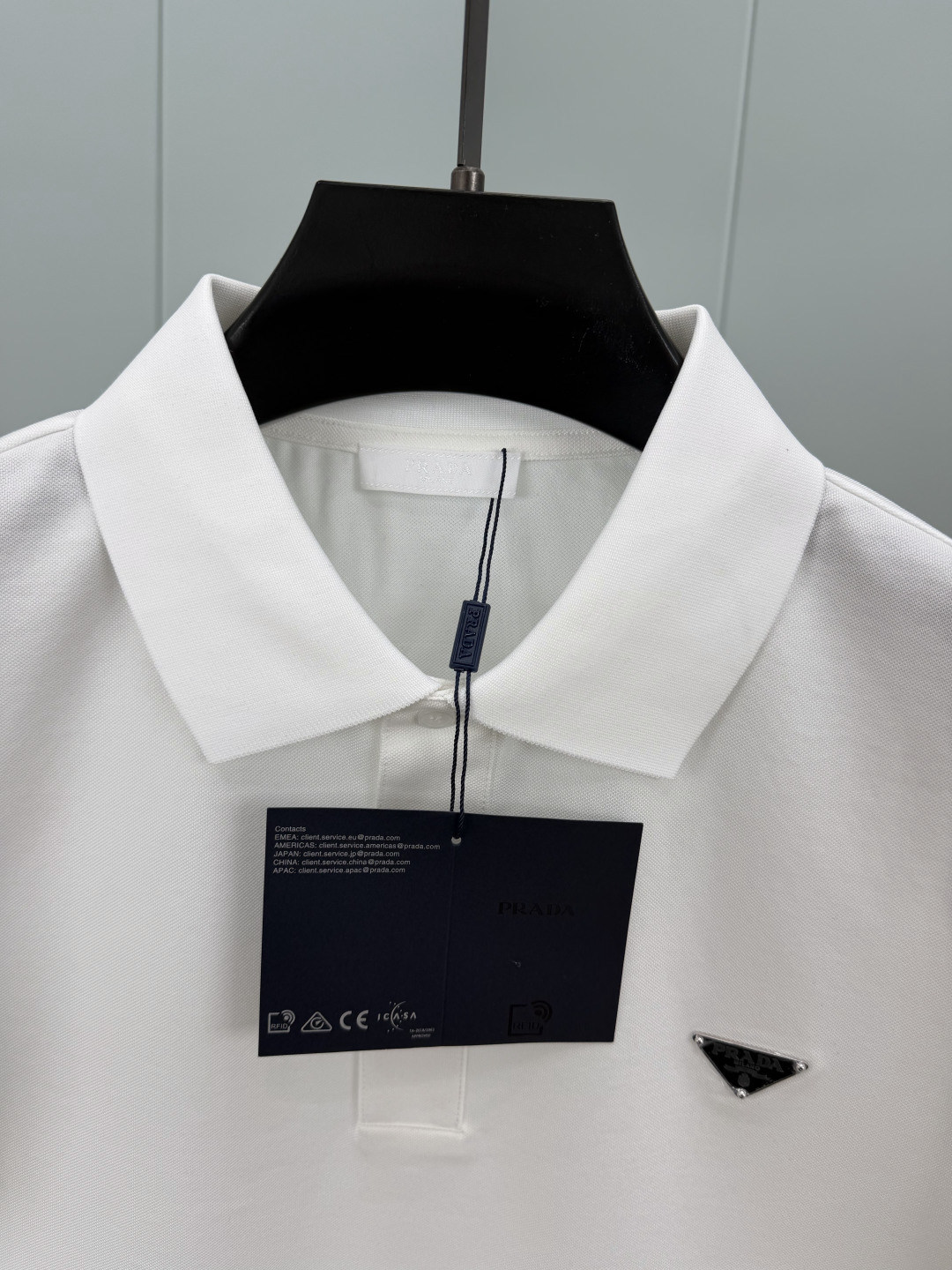 Prada.普拉达 SS26春夏新品经典标识涂珐琅金属三角形徽标Polo衫，以最简约的形式呈现，体现了休