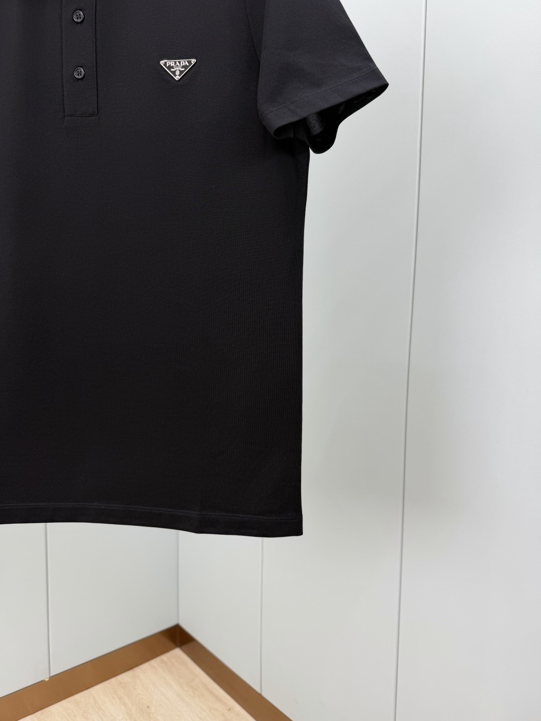 Prada.普拉达 SS26春夏新品经典标识涂珐琅金属三角形徽标Polo衫，以最简约的形式呈现，体现了休