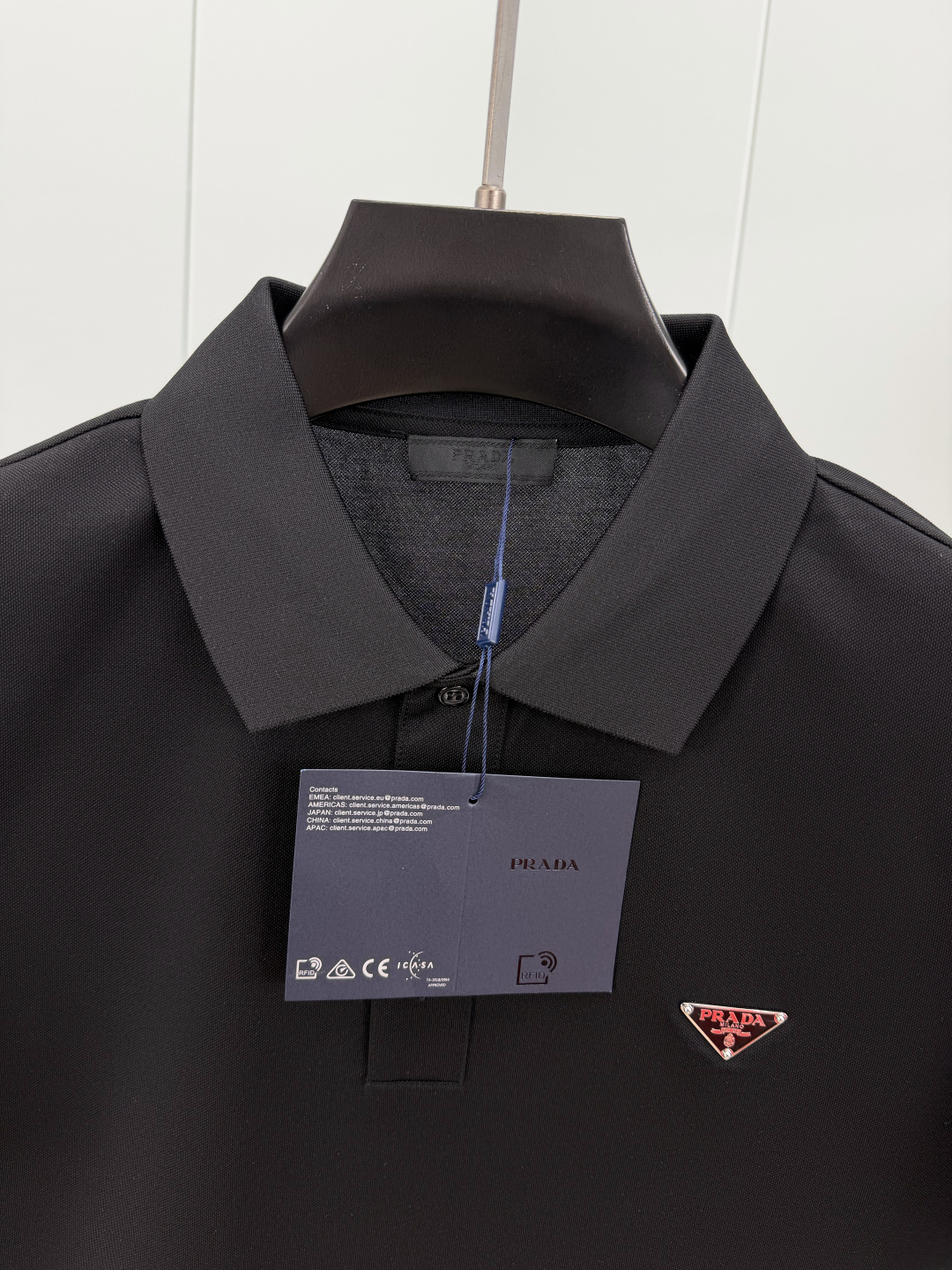Prada.普拉达 SS26春夏新品经典标识涂珐琅金属三角形徽标Polo衫，以最简约的形式呈现，体现了休