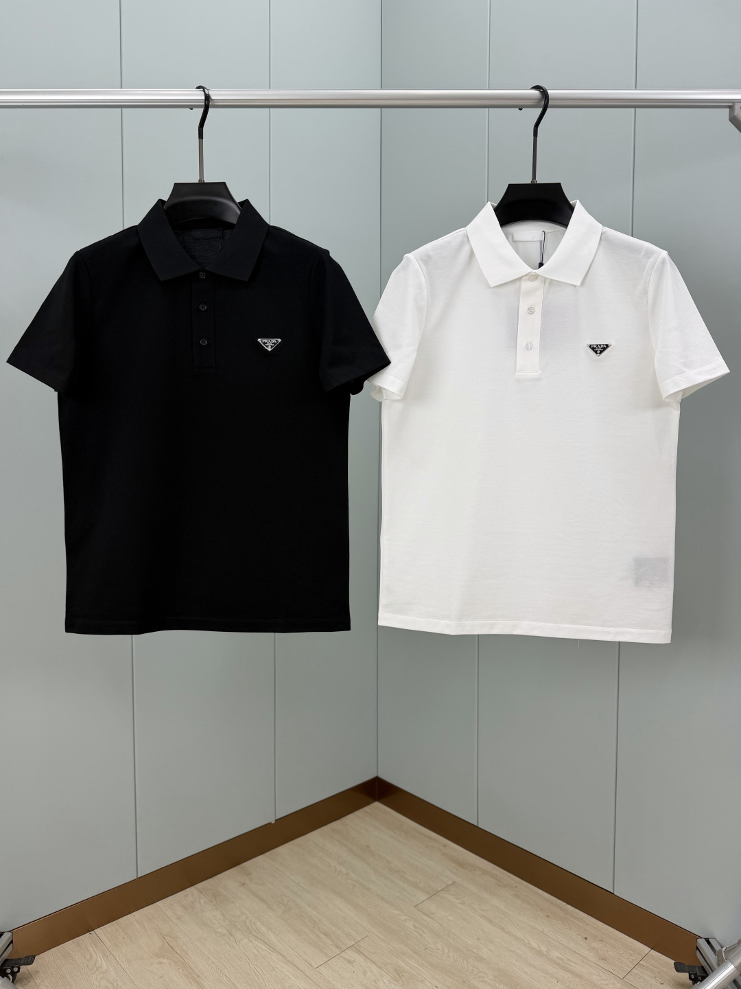 Prada.普拉达 SS26春夏新品经典标识涂珐琅金属三角形徽标Polo衫，以最简约的形式呈现，体现了休
