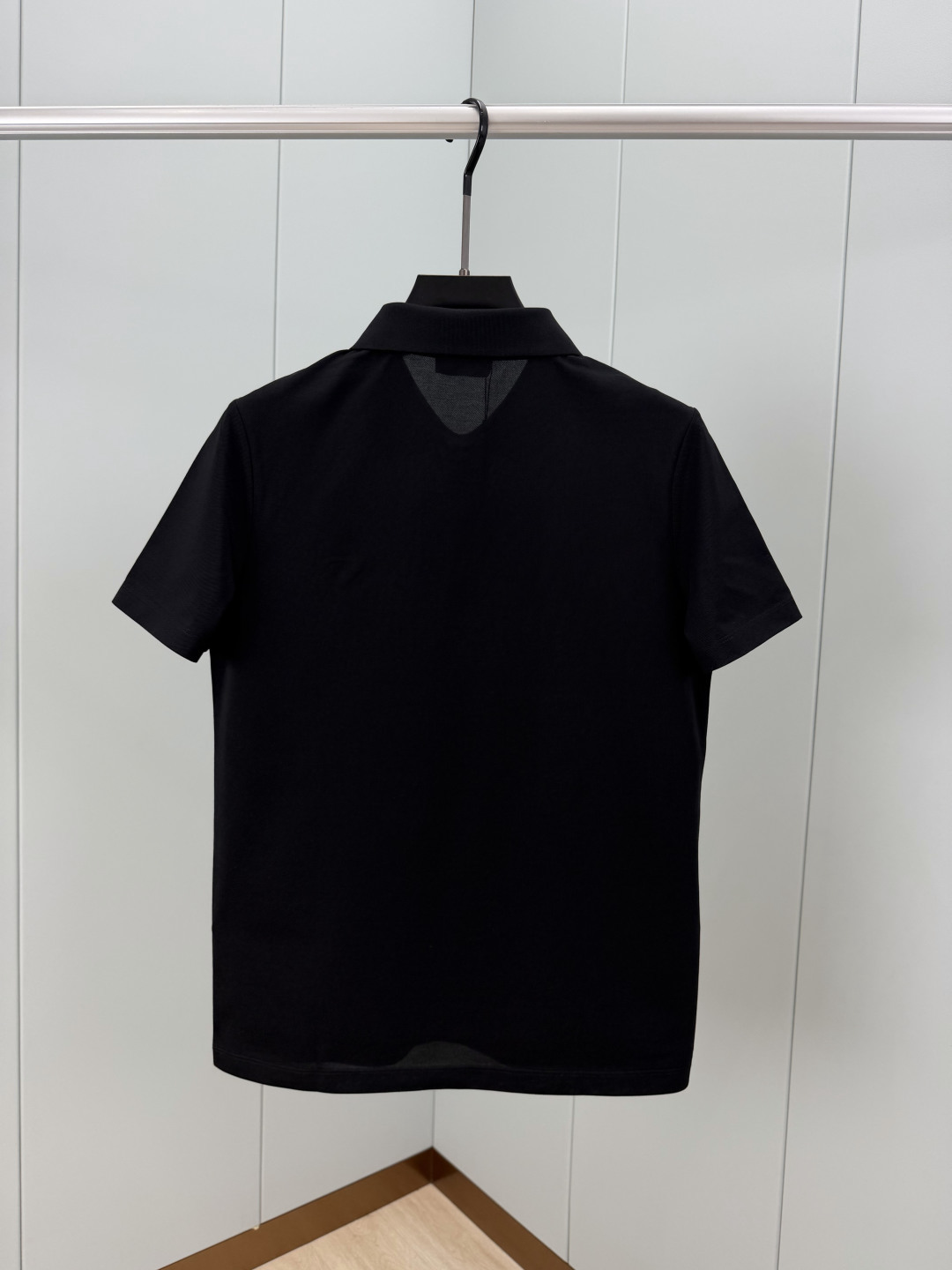 Prada.普拉达 SS26春夏新品经典标识涂珐琅金属三角形徽标Polo衫，以最简约的形式呈现，体现了休