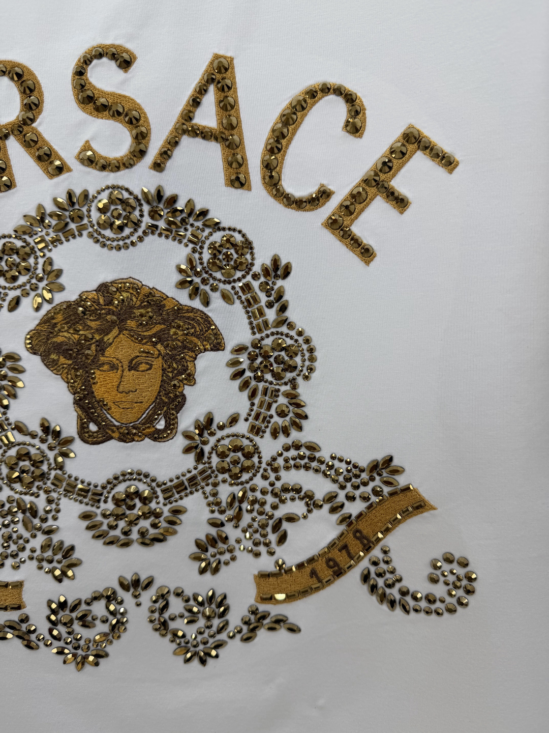 Versace.范思哲 SS26春夏新品Hall of Heroes Crest水晶&刺绣图案短袖T，正