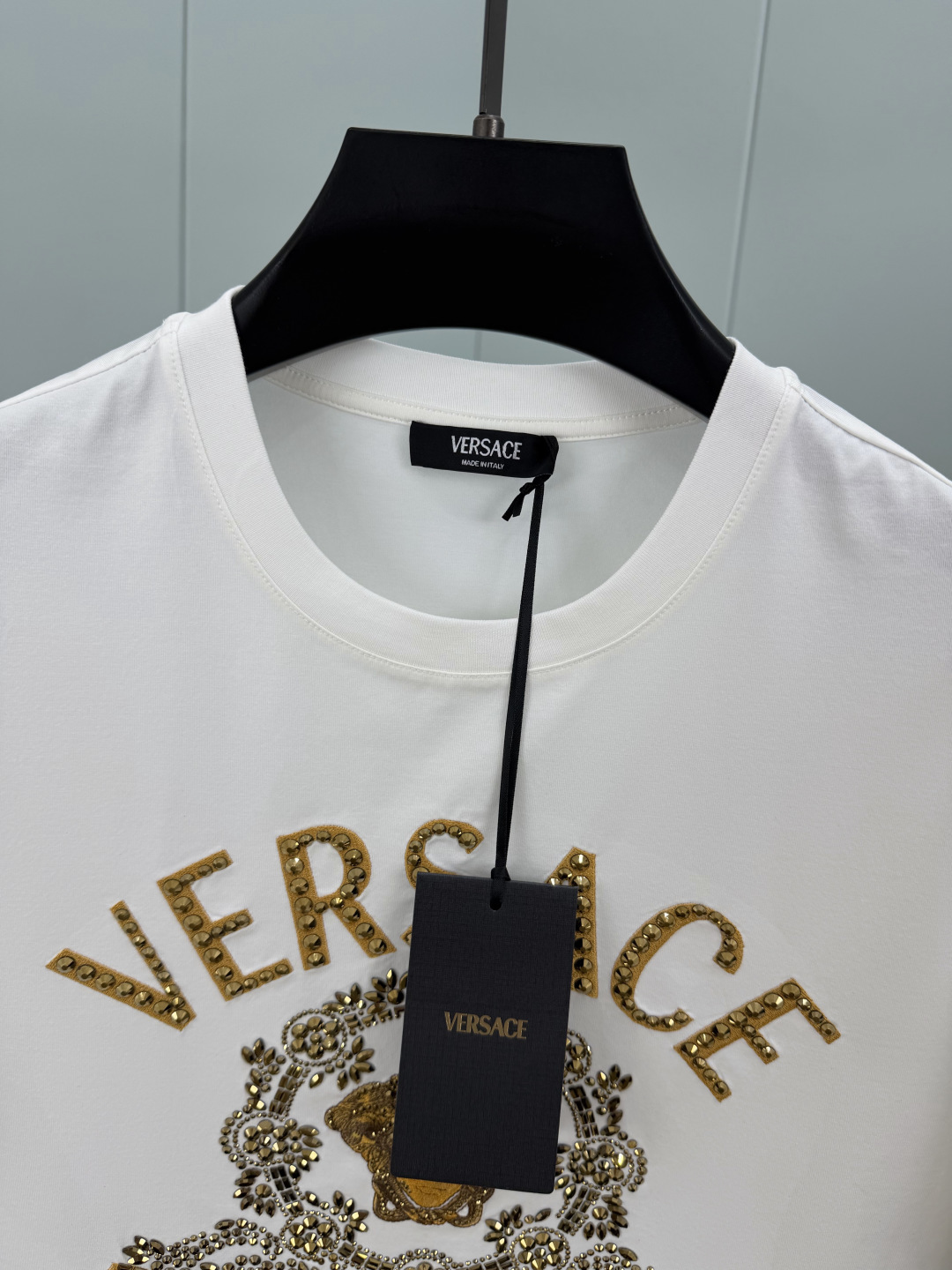 Versace.范思哲 SS26春夏新品Hall of Heroes Crest水晶&刺绣图案短袖T，正