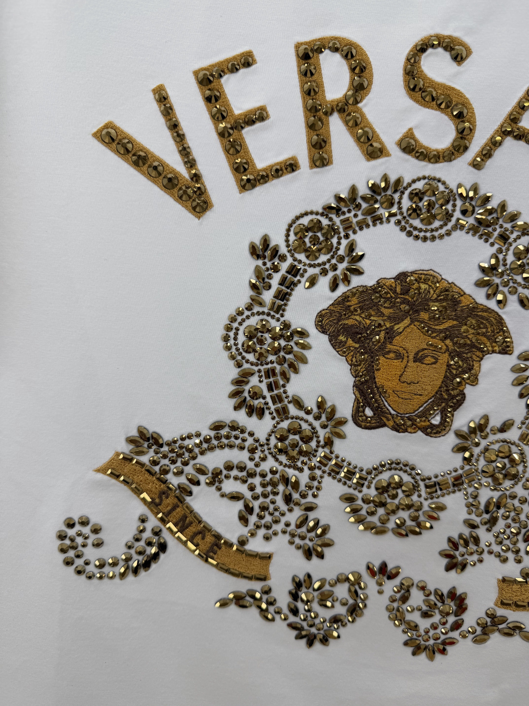 Versace.范思哲 SS26春夏新品Hall of Heroes Crest水晶&刺绣图案短袖T，正