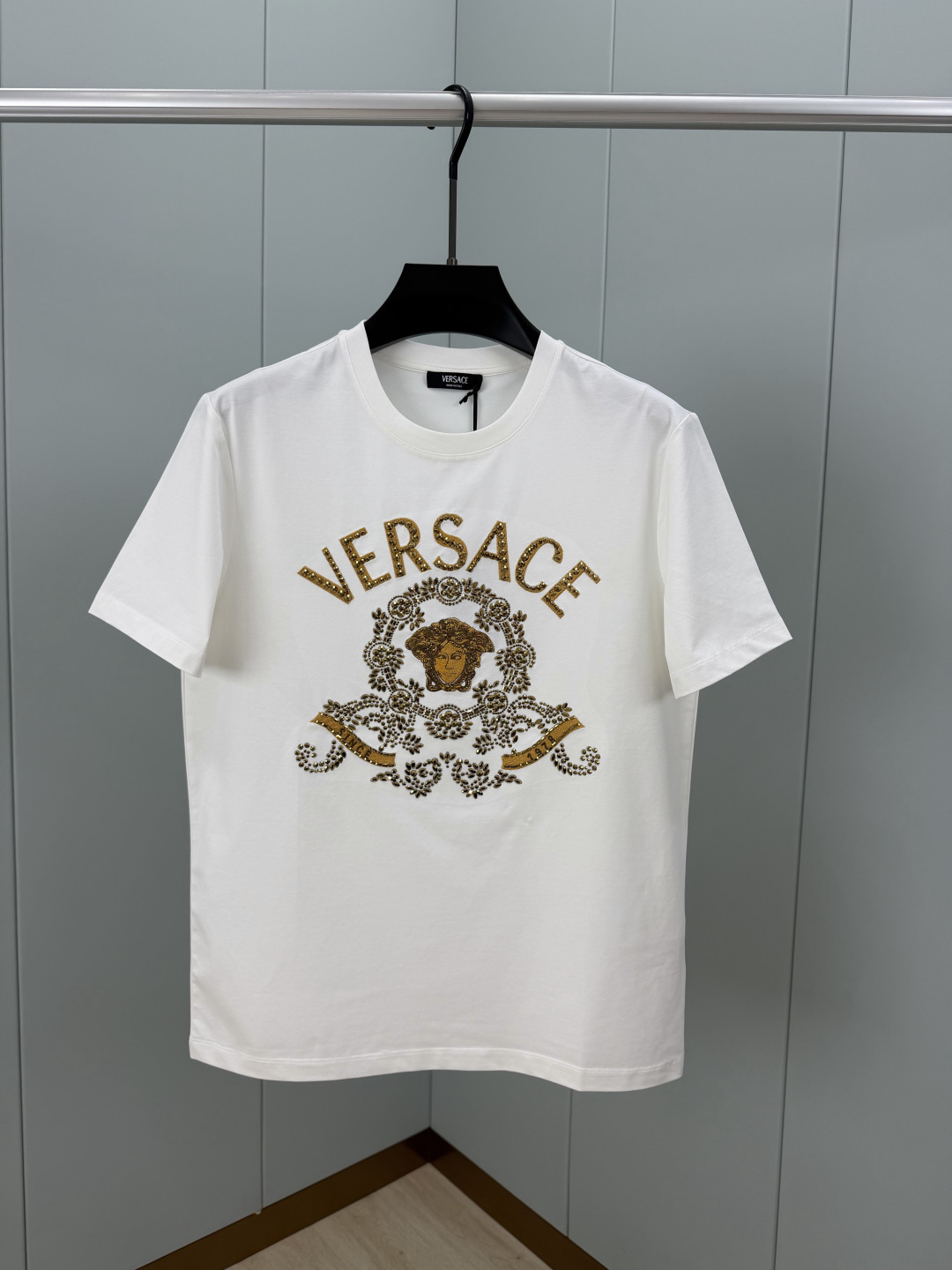 Versace.范思哲 SS26春夏新品Hall of Heroes Crest水晶&刺绣图案短袖T，正