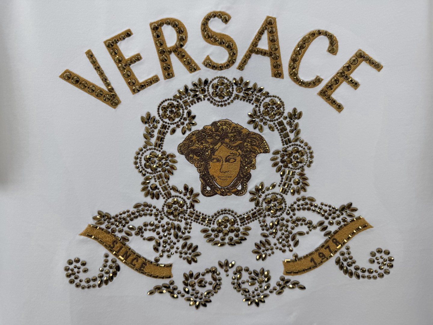 Versace.范思哲 SS26春夏新品Hall of Heroes Crest水晶&刺绣图案短袖T，正