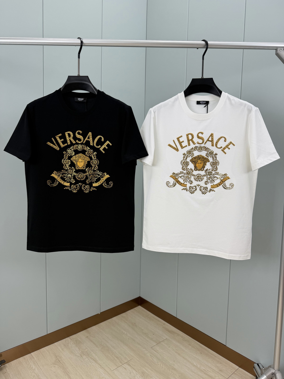 Versace.范思哲 SS26春夏新品Hall of Heroes Crest水晶&刺绣图案短袖T，正