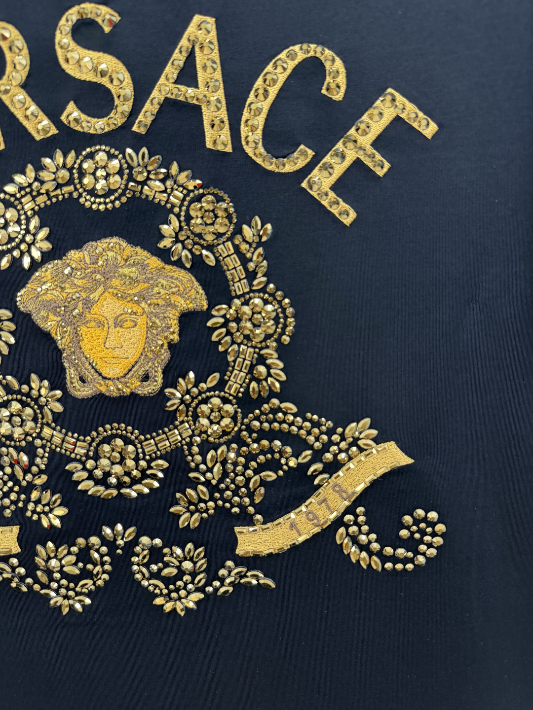 Versace.范思哲 SS26春夏新品Hall of Heroes Crest水晶&刺绣图案短袖T，正