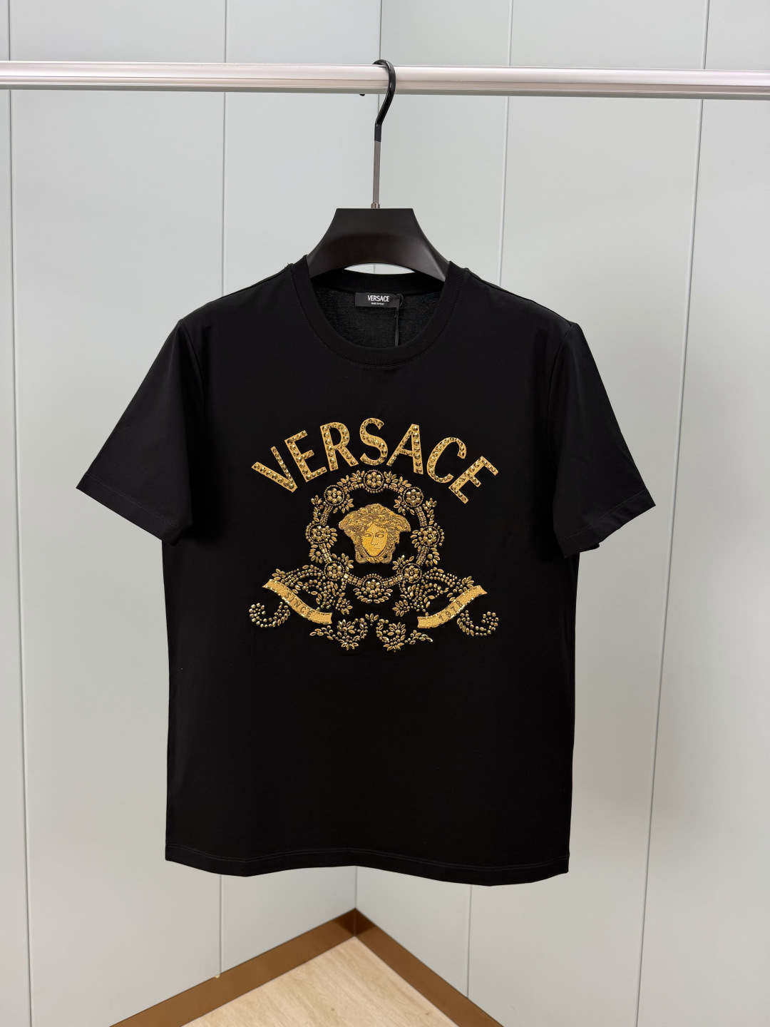 Versace.范思哲 SS26春夏新品Hall of Heroes Crest水晶&刺绣图案短袖T，正