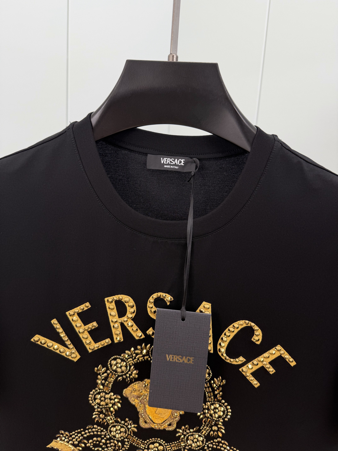 Versace.范思哲 SS26春夏新品Hall of Heroes Crest水晶&刺绣图案短袖T，正
