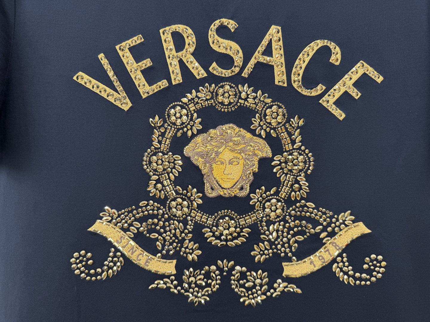 Versace.范思哲 SS26春夏新品Hall of Heroes Crest水晶&刺绣图案短袖T，正