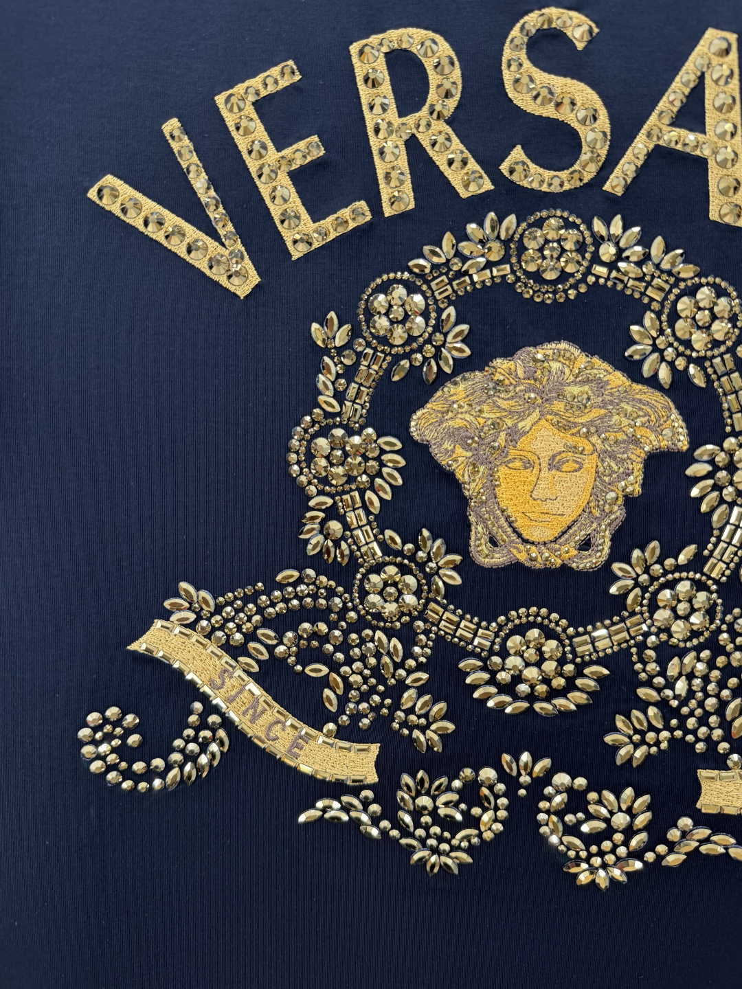 Versace.范思哲 SS26春夏新品Hall of Heroes Crest水晶&刺绣图案短袖T，正