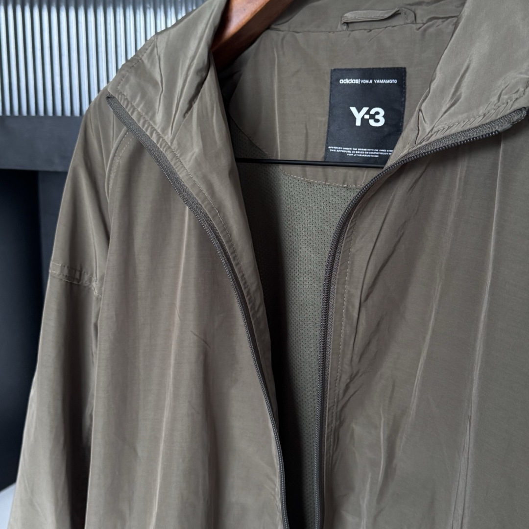 新款🆕Y-3，2026年春季新款运动连帽外套，上身效果帅气十足，男女同款，潮人必备。码数：M-2XL