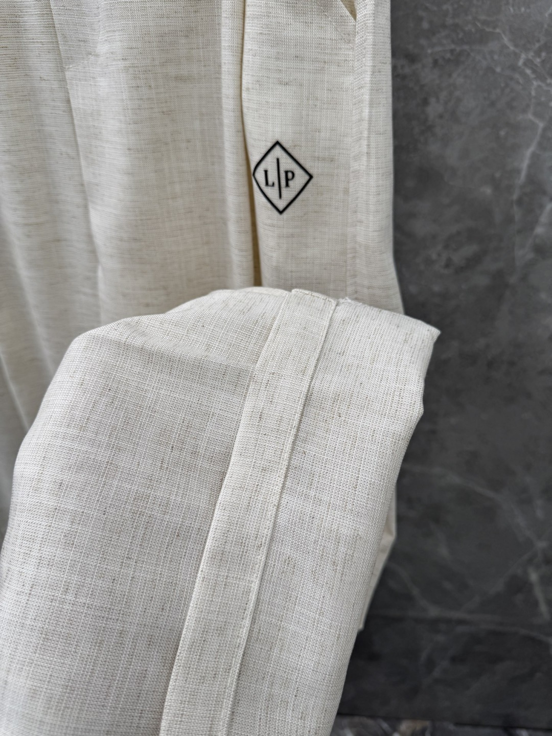 Loro piana 新款亚麻天丝休闲裤，采用亚麻天丝面料打造，舒适轻肤软糯，非常有垂感不显臃肿。前面植