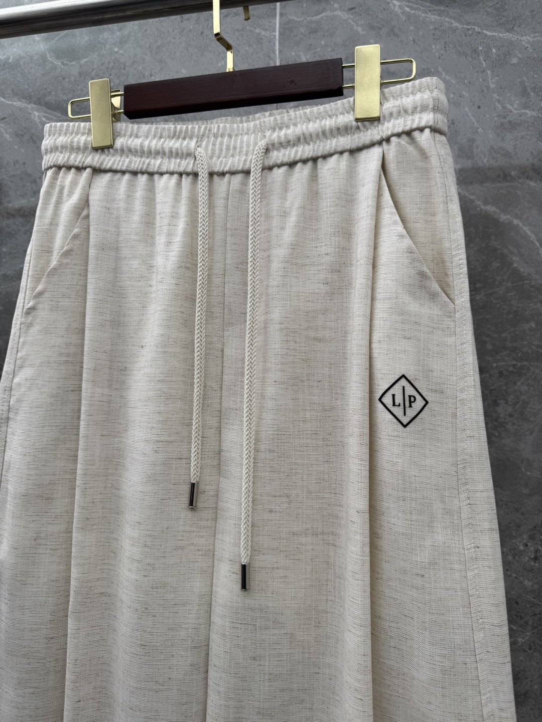 Loro piana 新款亚麻天丝休闲裤，采用亚麻天丝面料打造，舒适轻肤软糯，非常有垂感不显臃肿。前面植