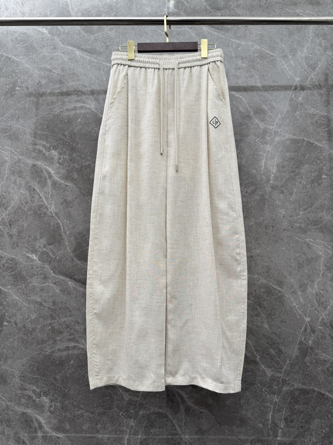 Loro piana 新款亚麻天丝休闲裤，采用亚麻天丝面料打造，舒适轻肤软糯，非常有垂感不显臃肿。前面植
