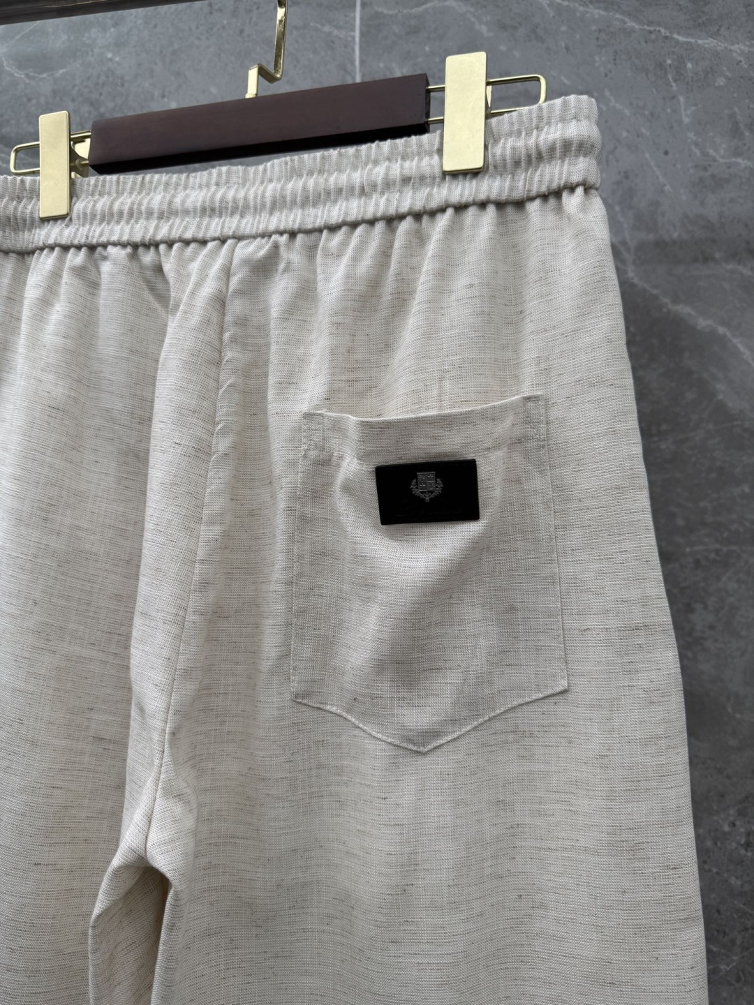 Loro piana 新款亚麻天丝休闲裤，采用亚麻天丝面料打造，舒适轻肤软糯，非常有垂感不显臃肿。前面植