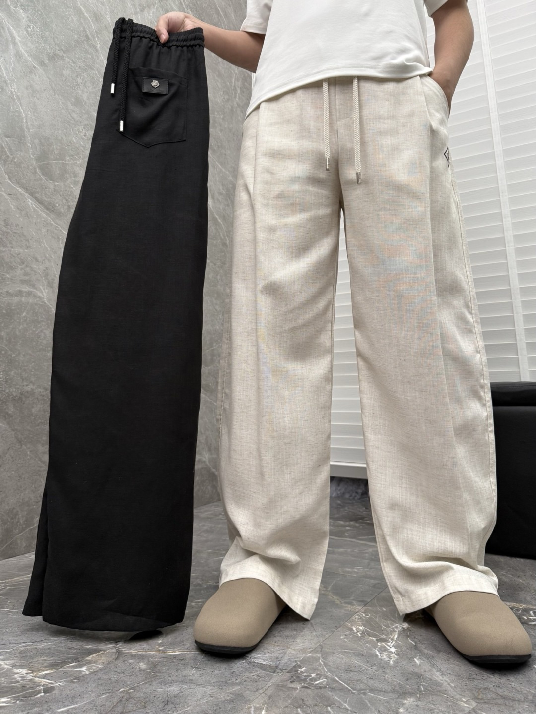 Loro piana 新款亚麻天丝休闲裤，采用亚麻天丝面料打造，舒适轻肤软糯，非常有垂感不显臃肿。前面植
