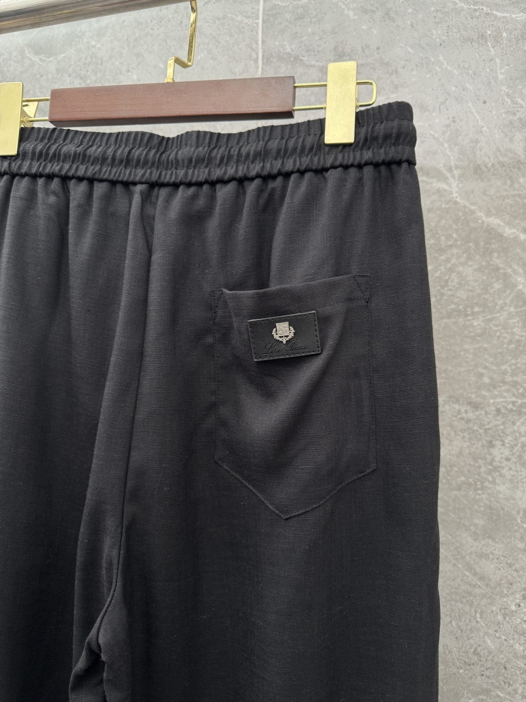 Loro piana 新款亚麻天丝休闲裤，采用亚麻天丝面料打造，舒适轻肤软糯，非常有垂感不显臃肿。前面植