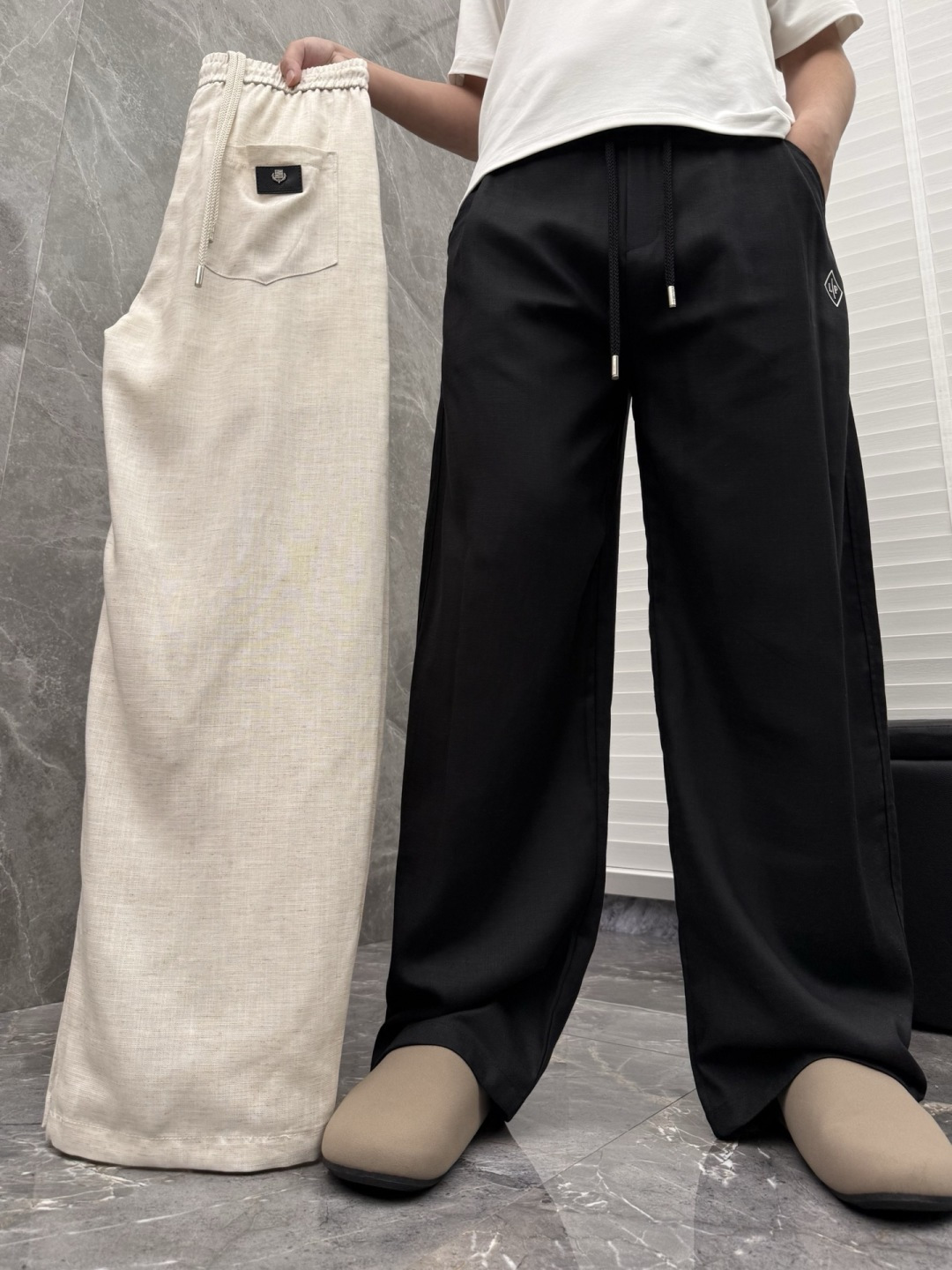 Loro piana 新款亚麻天丝休闲裤，采用亚麻天丝面料打造，舒适轻肤软糯，非常有垂感不显臃肿。前面植
