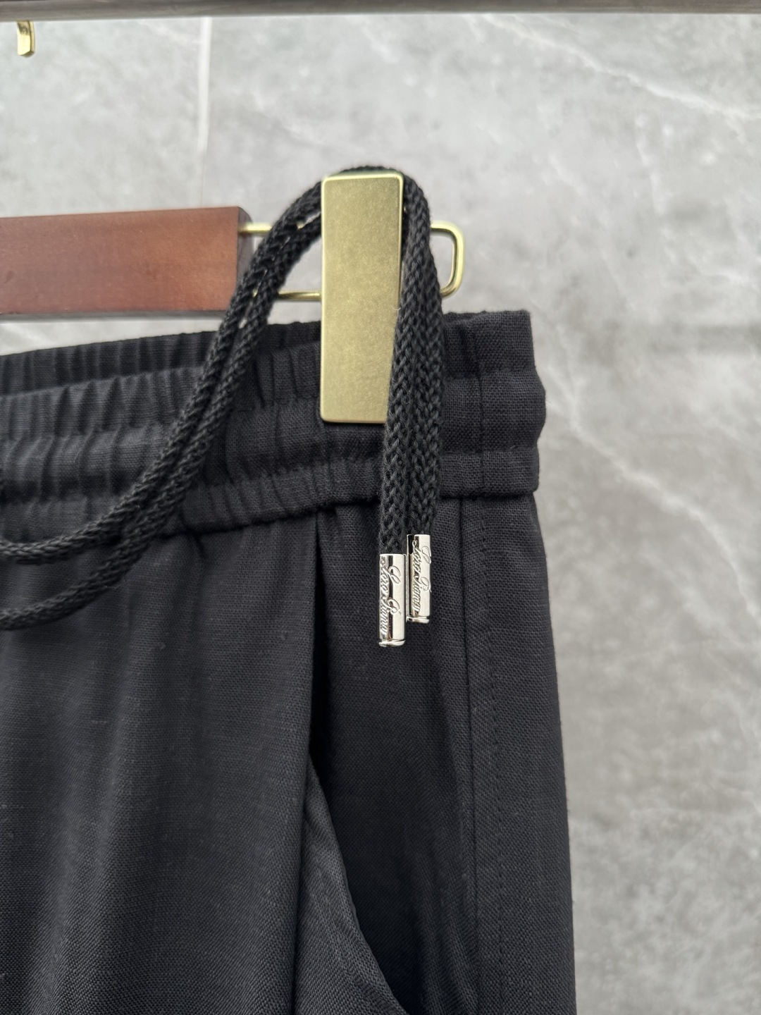 Loro piana 新款亚麻天丝休闲裤，采用亚麻天丝面料打造，舒适轻肤软糯，非常有垂感不显臃肿。前面植