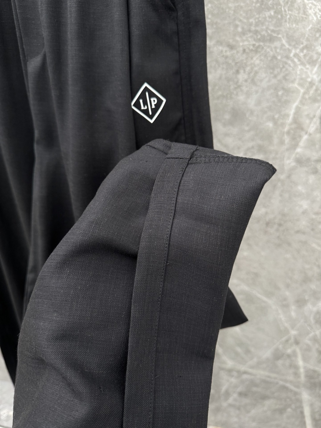 Loro piana 新款亚麻天丝休闲裤，采用亚麻天丝面料打造，舒适轻肤软糯，非常有垂感不显臃肿。前面植