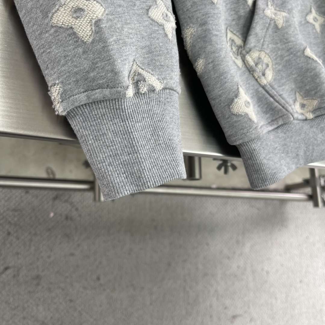 驴牌   新款连帽外套，风尚前沿的不二之选。满印老花图案，传承经典，交织时尚与历史。精湛工艺，每一针每一