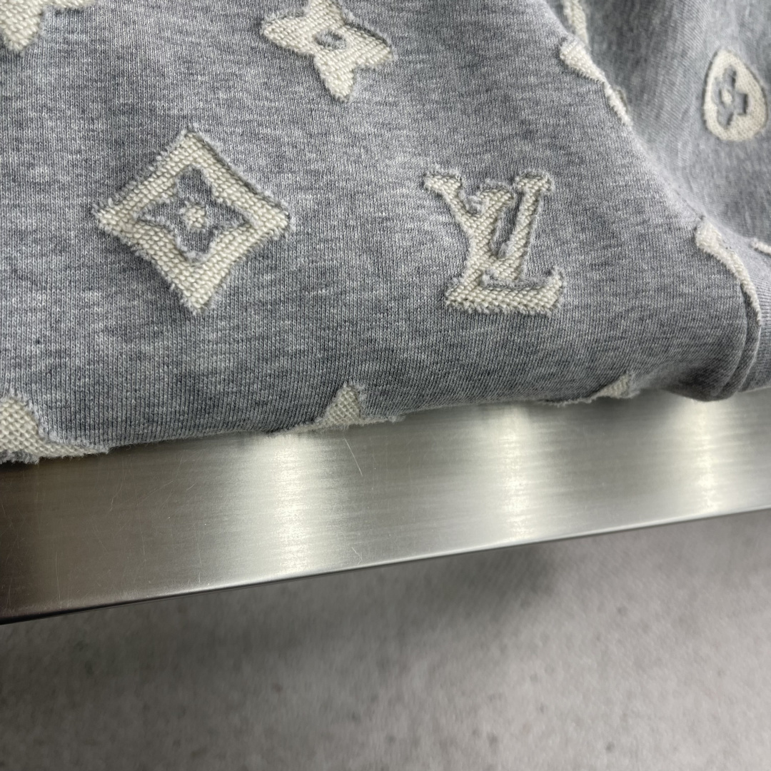 驴牌   新款连帽外套，风尚前沿的不二之选。满印老花图案，传承经典，交织时尚与历史。精湛工艺，每一针每一