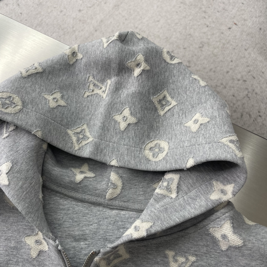 驴牌   新款连帽外套，风尚前沿的不二之选。满印老花图案，传承经典，交织时尚与历史。精湛工艺，每一针每一