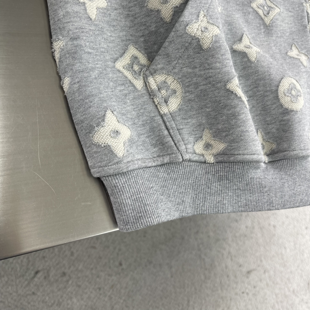 驴牌   新款连帽外套，风尚前沿的不二之选。满印老花图案，传承经典，交织时尚与历史。精湛工艺，每一针每一