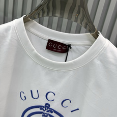 Gucci 2026春夏新品立体凹凸植绒印花工艺短袖T恤;品牌标志性设计的现代演绎,核心亮点在于其独特的 Gucci 2026春夏新品立体凹凸植绒印花工艺短袖T恤;品牌标志性设计的现代演绎,核心亮点在于其独特的
