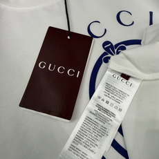 Gucci 2026春夏新品立体凹凸植绒印花工艺短袖T恤;品牌标志性设计的现代演绎,核心亮点在于其独特的 Gucci 2026春夏新品立体凹凸植绒印花工艺短袖T恤;品牌标志性设计的现代演绎,核心亮点在于其独特的