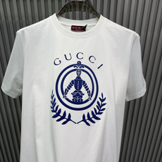 Gucci 2026春夏新品立体凹凸植绒印花工艺短袖T恤;品牌标志性设计的现代演绎,核心亮点在于其独特的 Gucci 2026春夏新品立体凹凸植绒印花工艺短袖T恤;品牌标志性设计的现代演绎,核心亮点在于其独特的