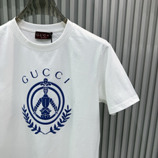 Gucci 2026春夏新品立体凹凸植绒印花工艺短袖T恤;品牌标志性设计的现代演绎,核心亮点在于其独特的 Gucci 2026春夏新品立体凹凸植绒印花工艺短袖T恤;品牌标志性设计的现代演绎,核心亮点在于其独特的