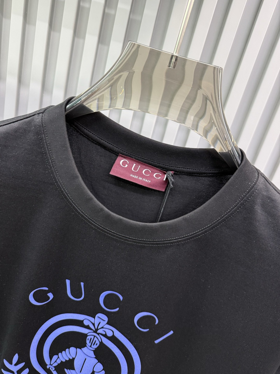 Gucci 2026春夏新品立体凹凸植绒印花工艺短袖T恤；品牌标志性设计的现代演绎，核心亮点在于其独特的