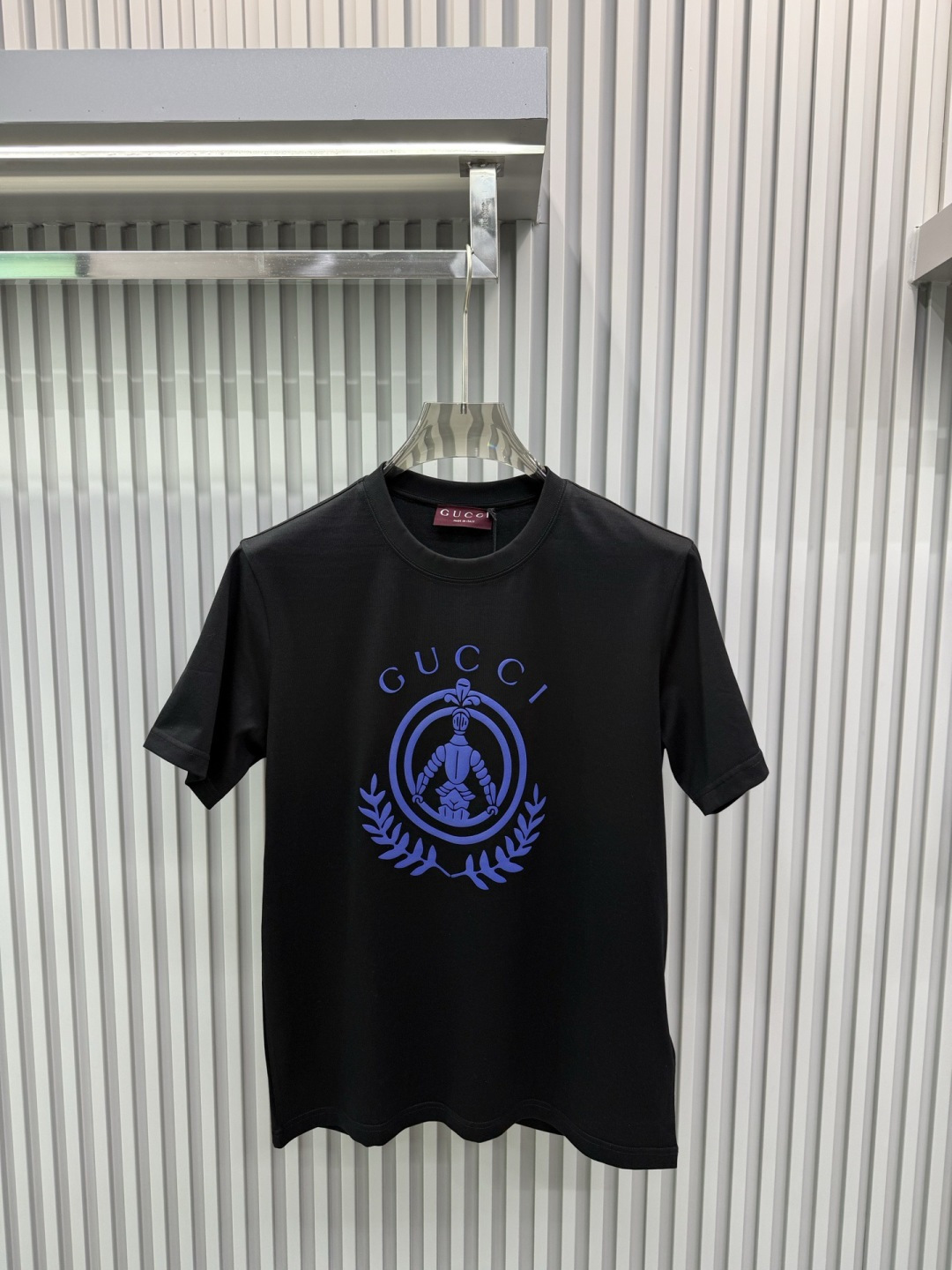 Gucci 2026春夏新品立体凹凸植绒印花工艺短袖T恤；品牌标志性设计的现代演绎，核心亮点在于其独特的