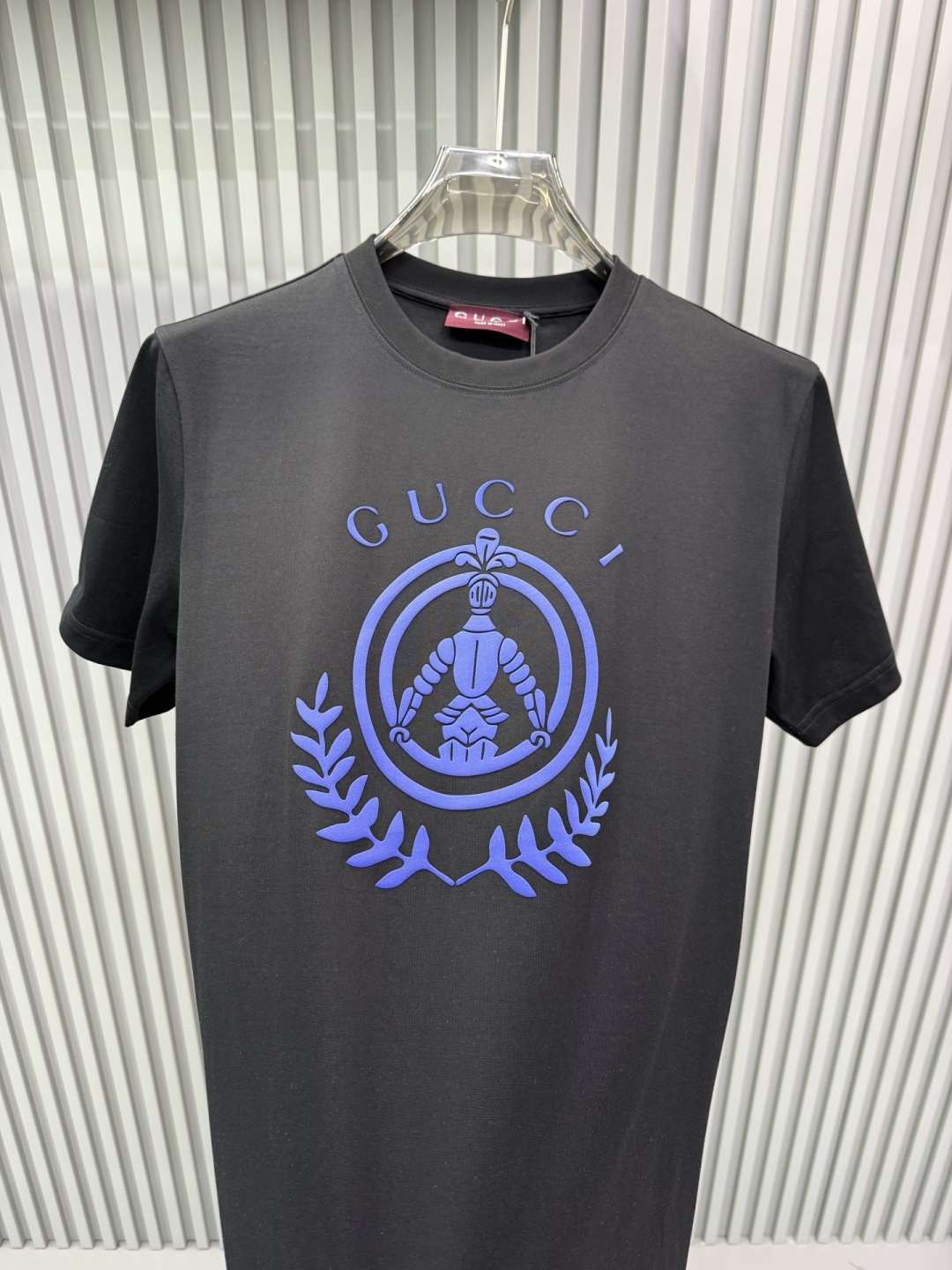 Gucci 2026春夏新品立体凹凸植绒印花工艺短袖T恤；品牌标志性设计的现代演绎，核心亮点在于其独特的
